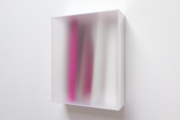 Rita Rohlfing, Color Space Object, Purpurlinie, 2014, Acrylglas, Acrylfarbe, 62 x 50 x 16 cm