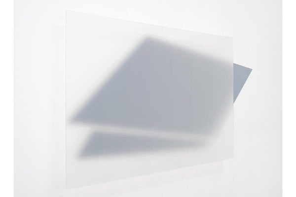 Rita Rohlfing, Installation Art, transparencia descendente, 2012, Acrylglas, Aluminium, Lackfarbe, 120 x 254 cm