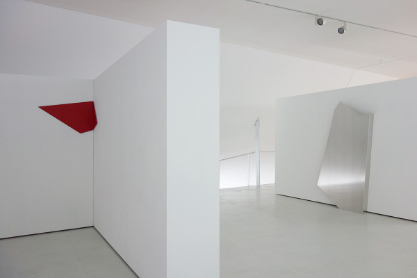 Rita Rohlfing, R.o.T. - Eckarbeit, 2005, Aluminium, Lackfarbe, 53 x 113 cm, o.T. / untitled, Skulptur, 1998, 215 x 120 x 20/35 cm, exhibition view: dieKUNSTSAMMLUNG des Landes Oberösterreich, Linz, Austria