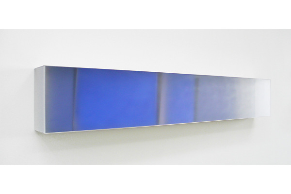 Rita Rohlfing, Color Space Object, Blaue Lau, 2010, Acrylglas, Aluminium, Acrylfarbe, 40 x 240 x 22 cm