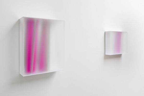 Rita Rohlfing, Color Space Object, Rubin, 2014, Acrylglas, Acrylfarbe, 76 x 62 x 20 cm, deep purple, 2014, Acrylglas, Acrylfarbe, 50 x 62 x 16 cm