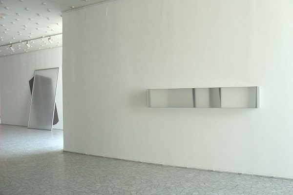 Rita Rohlfing, Color Space Object, white space, 2005, Acrylglas, Aluminium, Lackfarbe, 40 x 240 x 21 cm, exhibition view: in situ, Städtische Bühnen Münster, 2005