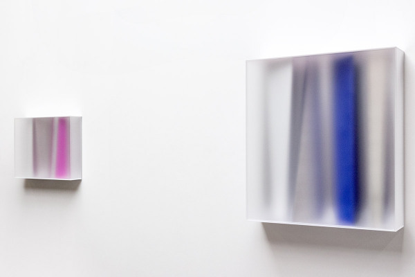 Rita Rohlfing, Color Space Object, deep purple, 2014, Acrylglas, Acrylfarbe, 50 x 62 x 16 cm, KRISTALLBLAU, 2014, Acrylglas, Acrylfarbe, 100 x 87,5 x 22 cm
