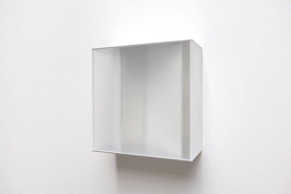 Rita Rohlfing, Color Space Object, white space, 2005, Acrylglas, Aluminium, Lackfarbe, 40 x 40 x 17,5 cm
