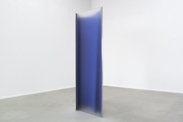 Rita Rohlfing, ANSCHEINEND, Color Space Skulptur, 2008, Edelstahl, Acrylglas, Lackfarbe, 240 x 91 x 86,5 cm