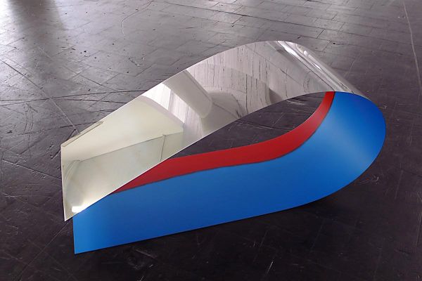 Rita Rohlfing, Skulptur, Die Welle, 2008, Edelstahl, Lackfarbe, 58 x 133 x 50 cm