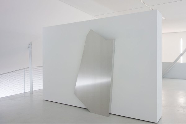 Rita Rohlfing, o.T. / untitled, Skulptur, 1998, 215 x 120 x 20/35 cm, exhibition view: dieKUNSTSAMMLUNG des Landes Oberösterreich, Linz, Austria