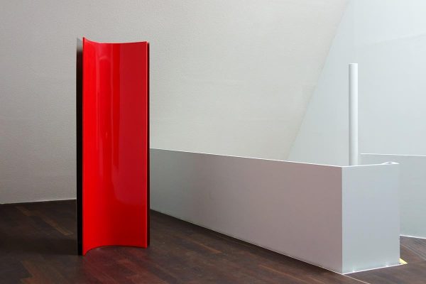 69° - Skulptur,1998, Edelstahl, MDF, Autolack, 240 x 83 x 67 cm, exhibition view: dieKUNSTSAMMLUNG des Landes Oberösterreich, Linz, Austria