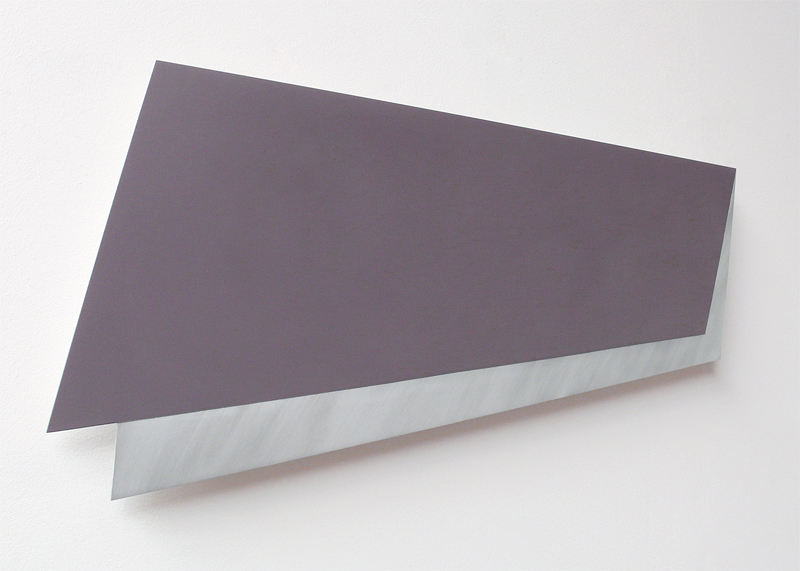 Rita Rohlfing, untitled space, 2001, Lackfarbe auf Aluminium, 41 x 90 x 3 cm